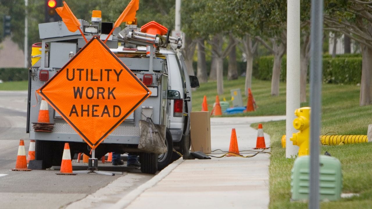 hitting an underground utility line, 811 Is Not Enough: Why Contractors Still Need Private Utility Locators